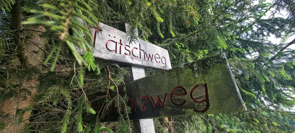 Ob es auch am Tätschweg so richtig tätscht? Eine Tafel, auf der «Tätschweg» steht.